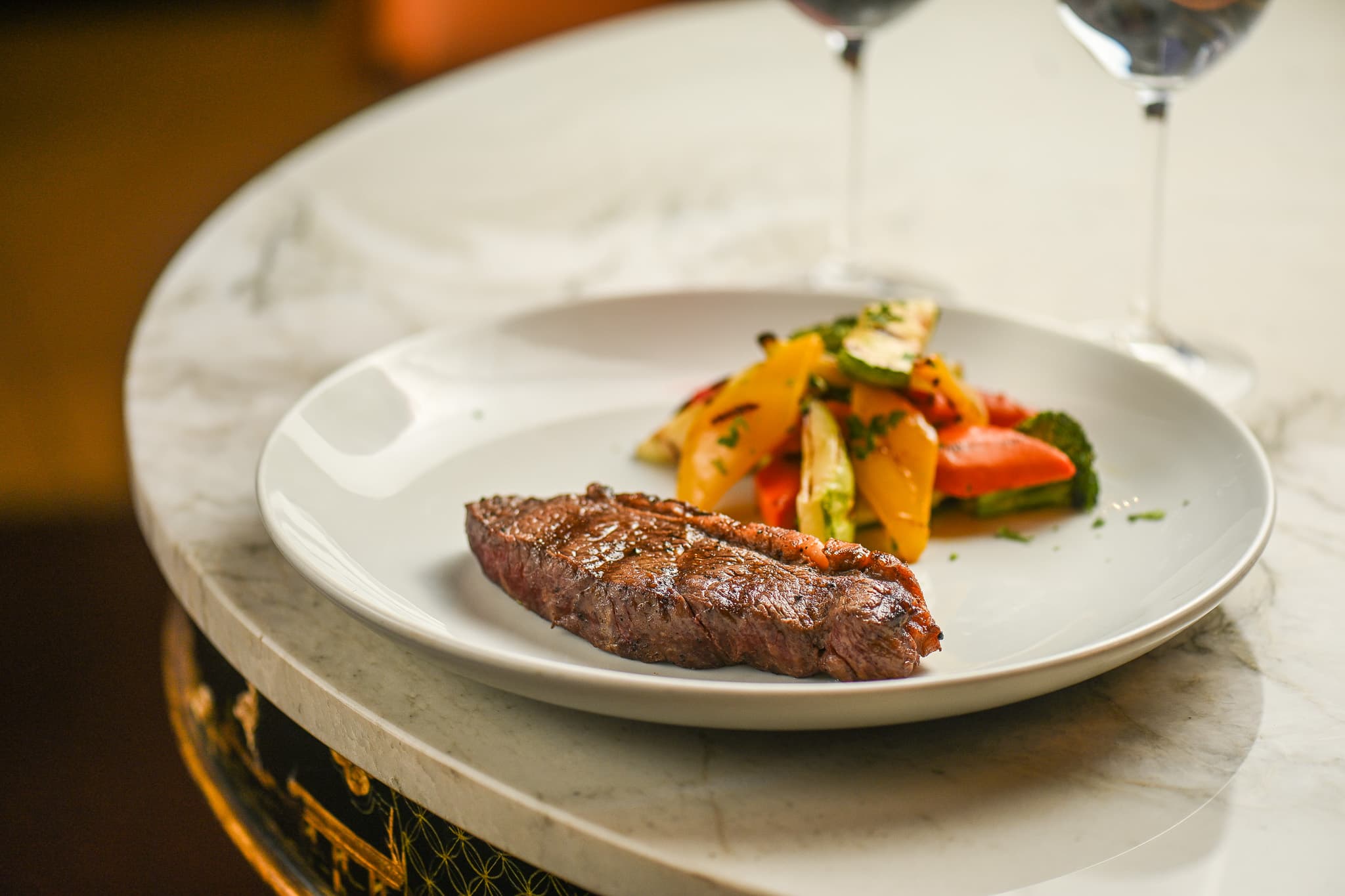 Criação gastronômica com textura e contraste valorizados